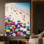 Bunter Strandtag am türkisblauen Meer