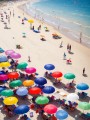 Bunter Strandtag am türkisblauen Meer