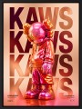 Pinke KAWS Figur – Modernes Wandbild als Gallery Print