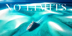 Luxuriöse Yacht vor türkisblauem Meer, Wandbild oder Fine Art Print