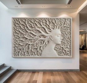 Relief-Wandbild mit meditativem Profil und fließenden Linien Relief-Wandbild mit meditativem Profil und fließenden Linien