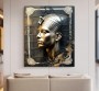Kunstdruck mit metallischer Frauenporträt-Skulptur und dekorativem Rahmen