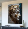 Skulpturales Wandbild mit goldenen Blättern und antikem Gesicht