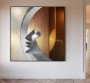 Abstraktes Leinwandbild mit stilisierter Frauenprofil-Form in Gold und Grau