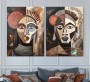Abstraktes Leinwandbild mit stilisierten Masken in warmen Erdtönen