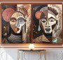 Abstraktes Leinwandbild mit stilisierten Masken in warmen Erdtönen