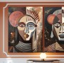 Abstraktes Leinwandbild mit stilisierten Masken in warmen Erdtönen