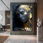 Elegantes Porträt auf Leinwand mit goldenen Akzenten