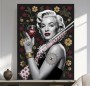 Monochromes Porträt mit floralen Akzenten und dekorativem Motiv