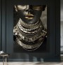 Exklusives Portrait Leinwandbild mit dunklen und goldenen Akzenten