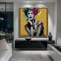 Frida-inspiriertes Leinwandbild mit goldener Collage und floralen Akzenten