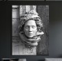 Monochromes Leinwandbild mit skulpturaler Maske und rauer Struktur 3D