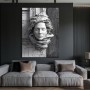 Monochromes Leinwandbild mit skulpturaler Maske und rauer Struktur 3D