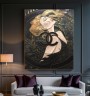 Leinwandbild elegante Frau mit goldenen Linien in dunkler Komposition