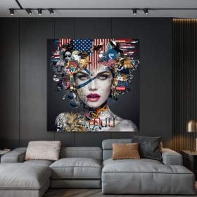 Collage Leinwandbild mit expressivem Frauenporträt und USA-Elementen Collage Leinwandbild mit expressivem Frauenporträt und USA-Elementen