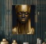 Abstraktes Leinwandbild mit goldener Porträtfigur