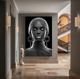 Elegantes Schwarzweiß-Porträt mit Perlenornamenten als Leinwandbild Elegantes Schwarzweiß-Porträt mit Perlenornamenten als Leinwandbild
