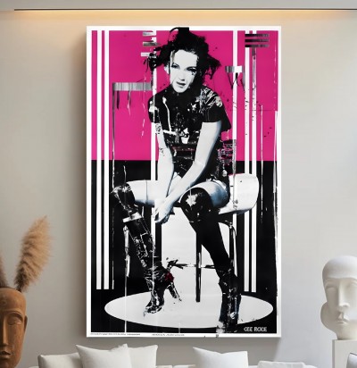 Pop Art Leinwandbild mit sitzender Frau in Pink und Schwarz