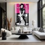 Pop Art Leinwandbild mit sitzender Frau in Pink und Schwarz