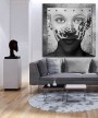 Abstraktes Leinwandbild mit monochromem Porträt und Typografie