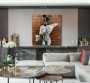 Street Art Leinwandbild mit figurativer Figur vor Ziegelwand