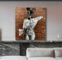 Street Art Leinwandbild mit figurativer Figur vor Ziegelwand