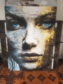 Ausdrucksstarkes Leinwandbild mit modernem Gesicht in Gold und Blau