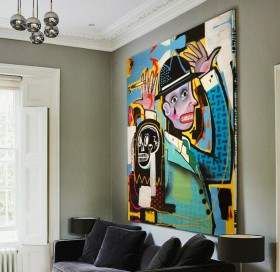 Farbiges Leinwandbild mit maskenhaftem Porträt im Street-Art-Stil Farbiges Leinwandbild mit maskenhaftem Porträt im Street-Art-Stil