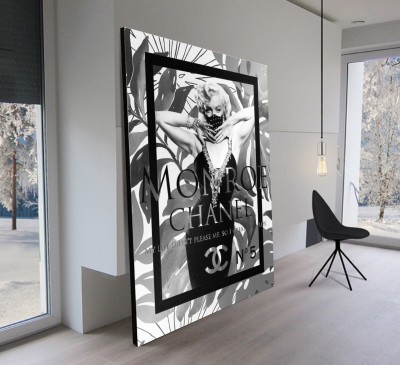 Schwarzweißes Leinwandbild mit stilvoller Modefigur und grafischem Muster