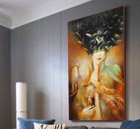 Mystisches Leinwandbild mit abstrakter Frauenfigur und dunklem Blätterkranz