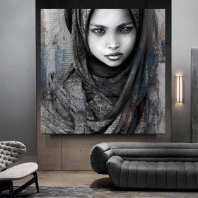 Ausdrucksstarkes Leinwandbild mit monochromem Frauenporträt Ausdrucksstarkes Leinwandbild mit monochromem Frauenporträt