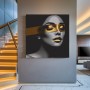 Abstraktes Leinwandbild mit grafischem Frauenporträt in Gold und Schwarz