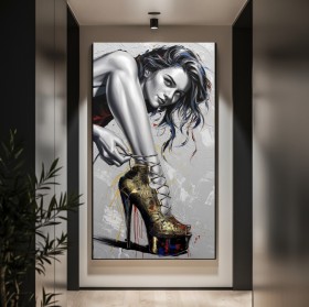Ausdrucksstarkes Leinwandbild Frau mit markantem Stiefel