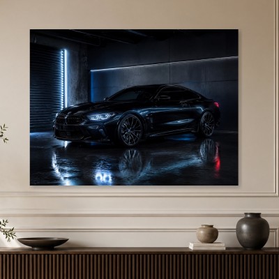 Schwarzer Sportwagen als Leinwand oder Acrylbild mit urbaner Lichtstimmung