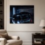 Schwarzer Sportwagen als Leinwand oder Acrylbild mit urbaner Lichtstimmung
