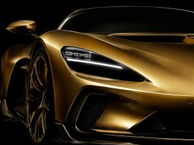 Goldener Supersportwagen als Fine Art Print und Acrylbild