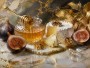 Stillleben mit Feigen und Honig als Kunstwerk oder Fine Art Print