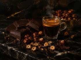 Dunkles Kaffee-Stillleben als Kunstdruck oder Poster