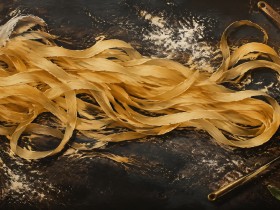 Goldene Bänder auf dunklem Grund als Acrylbild oder Fine Art Print