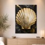 Goldene Muschel auf schwarzem Marmor, Wandbild oder Kunstdruck