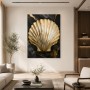 Goldene Muschel auf schwarzem Marmor, Wandbild oder Kunstdruck