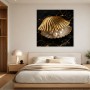 Goldene Muschel mit Perlen als Kunstdruck oder Poster