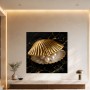 Goldene Muschel mit Perlen als Kunstdruck oder Poster
