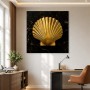 Goldene Muschel auf Marmor als Wandbild oder Fine Art Print