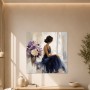 Elegante Frau mit Blumen, als Kunstwerk oder Wandbild