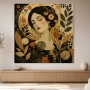 Elegante Frauenportrait zwischen Leinwand und Poster in Goldtönen