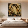 Elegante Frauenportrait zwischen Leinwand und Poster in Goldtönen