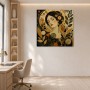 Elegante Frauenportrait zwischen Leinwand und Poster in Goldtönen