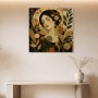 Elegante Frauenportrait zwischen Leinwand und Poster in Goldtönen