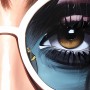 Frau mit blauer Sonnenbrille